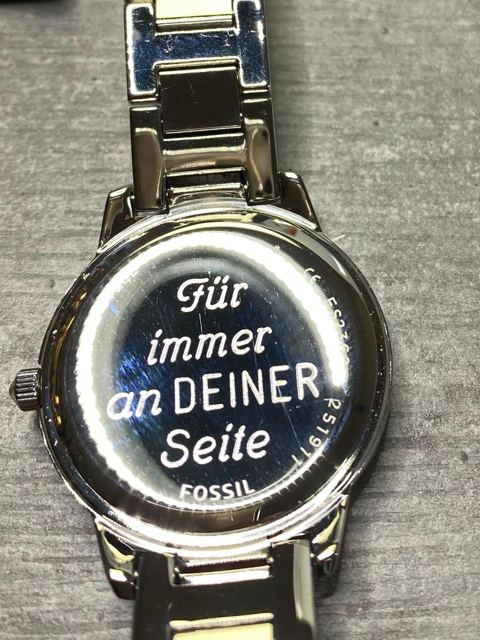 Uhr mit Gravur auf der Rückseite