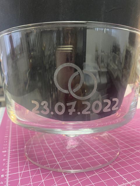 Glas mit Ringen und Hochzeitsdatum