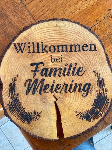 Baumscheibe mit Familienname