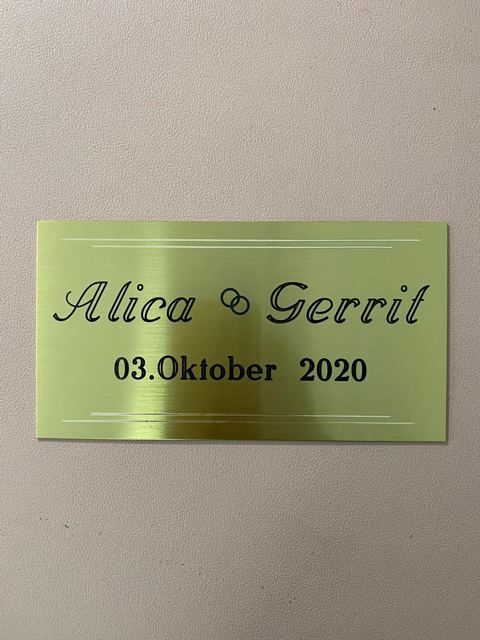 Messingschild mit Namen und Datum