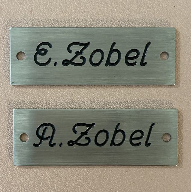 Zwei Namensschilder aus Aluminium