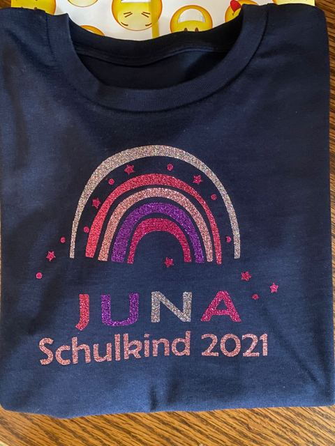 Shirt mit Regenbogen und Namen