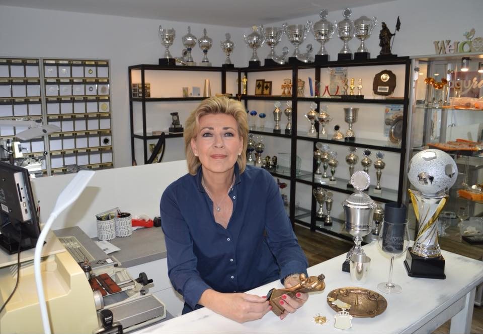 Anne Quirmbach in ihrer Gravurenwerkstatt