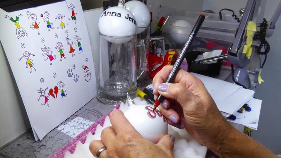 Glaskugel wird von Hand bemalt